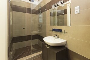 Apartment, 3 Bedrooms | Bathroom | Free toiletries, hair dryer, slippers, towels