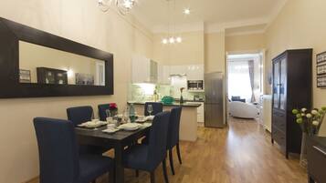 Apartamento, 3 habitaciones | Servicio de comidas en la habitación