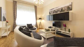 Apartment, 3 Schlafzimmer | Wohnbereich | Flachbildfernseher