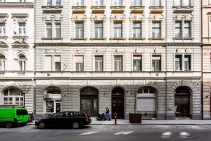 Ein mehrgeschossiges Gebäude mit klassischer Architektur, mit Rundbogenfenstern und verzierten Gesimsen.
