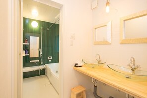 Gratis toalettartiklar, hårtork, tofflor och handdukar
