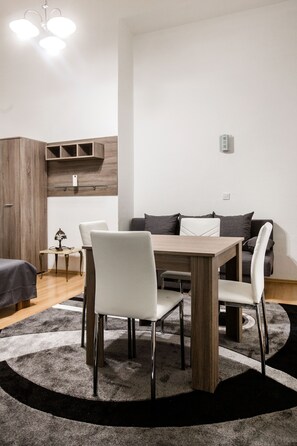Studio | Essbereich im Zimmer