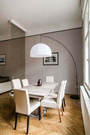 Apartment, 1 Schlafzimmer | Essbereich im Zimmer