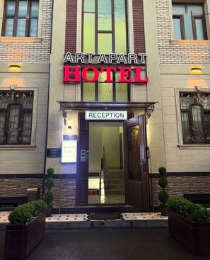 Pintu masuk properti