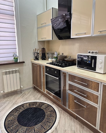 Full-size fridge, microwave, oven, stovetop