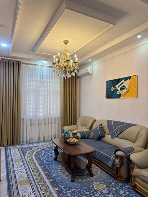 Apartemen Mewah, 2 kamar tidur (Lower Floor) | 2 kamar tidur, seprai antialergi, dan meja kerja