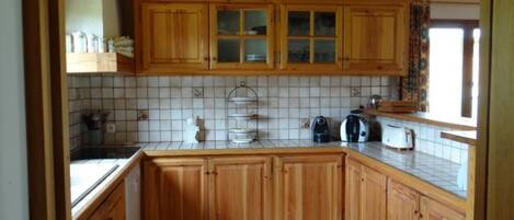 Frigorífico, microondas, horno y placa de cocina