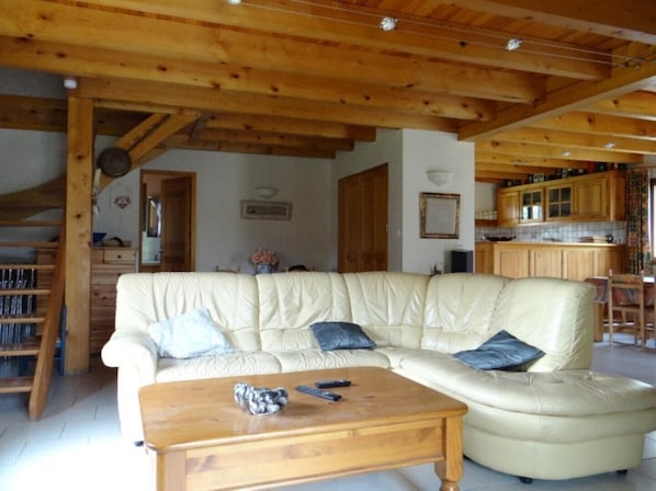 Een televisie en een open haard