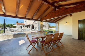 Outdoor dining - Villa Mara is located in the village Modrusani, Rovinj area. (Modrušani, Rovinj)