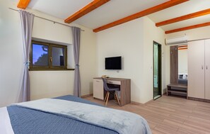 4 bedrooms, iron/ironing board, free WiFi, bed sheets - Villa Mara is located in the village Modrusani, Rovinj area. (Modrušani, Rovinj)
