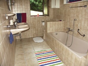 Ducha y bañera combinadas, secador de pelo, toallas y jabón