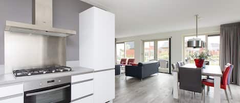 Réfrigérateur, micro-ondes, lave-vaisselle, tables à manger