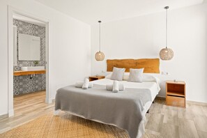 4 bedrooms, desk, iron/ironing board, WiFi