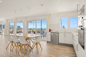 Jääkaappi, mikroaaltouuni, uuni, liesi