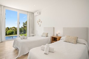 4 slaapkamers, een bureau, een strijkplank/strijkijzer, wifi