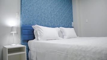 Minibar, brankas, Wi-Fi gratis, dan seprai linen