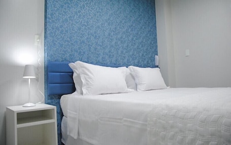 Minibar, in-room safe, soundproofing, free WiFi. Etiqueta Hotel