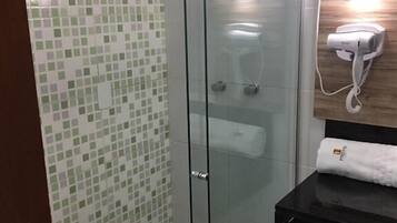 Buồng tắm vòi sen, máy sấy tóc, khăn tắm, xà phòng
