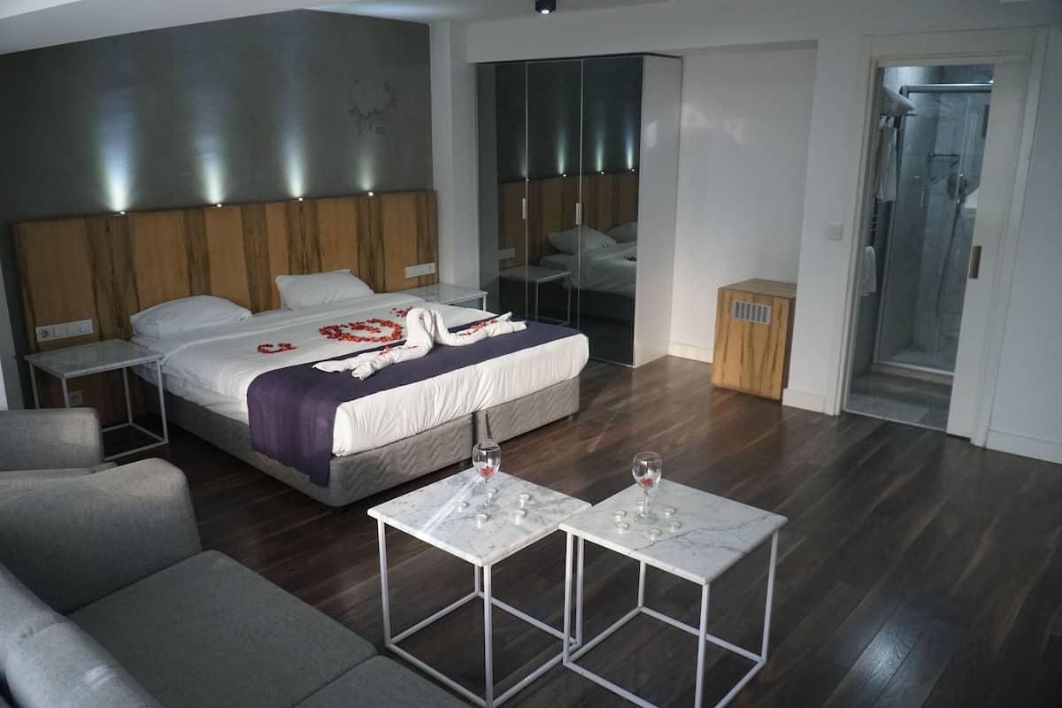 Habitación triple | Minibar, caja fuerte, escritorio y espacio para trabajar con un portátil