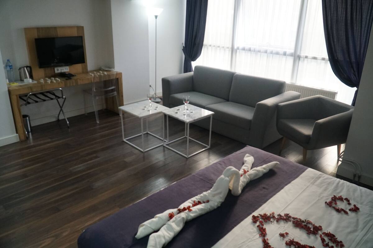 Suite Deluxe | Minibar, caja fuerte, escritorio y espacio para trabajar con un portátil