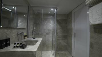 Shower, rainfall showerhead, free toiletries, hair dryer