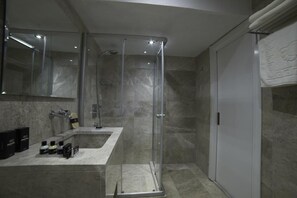 Shower, rainfall showerhead, free toiletries, hair dryer