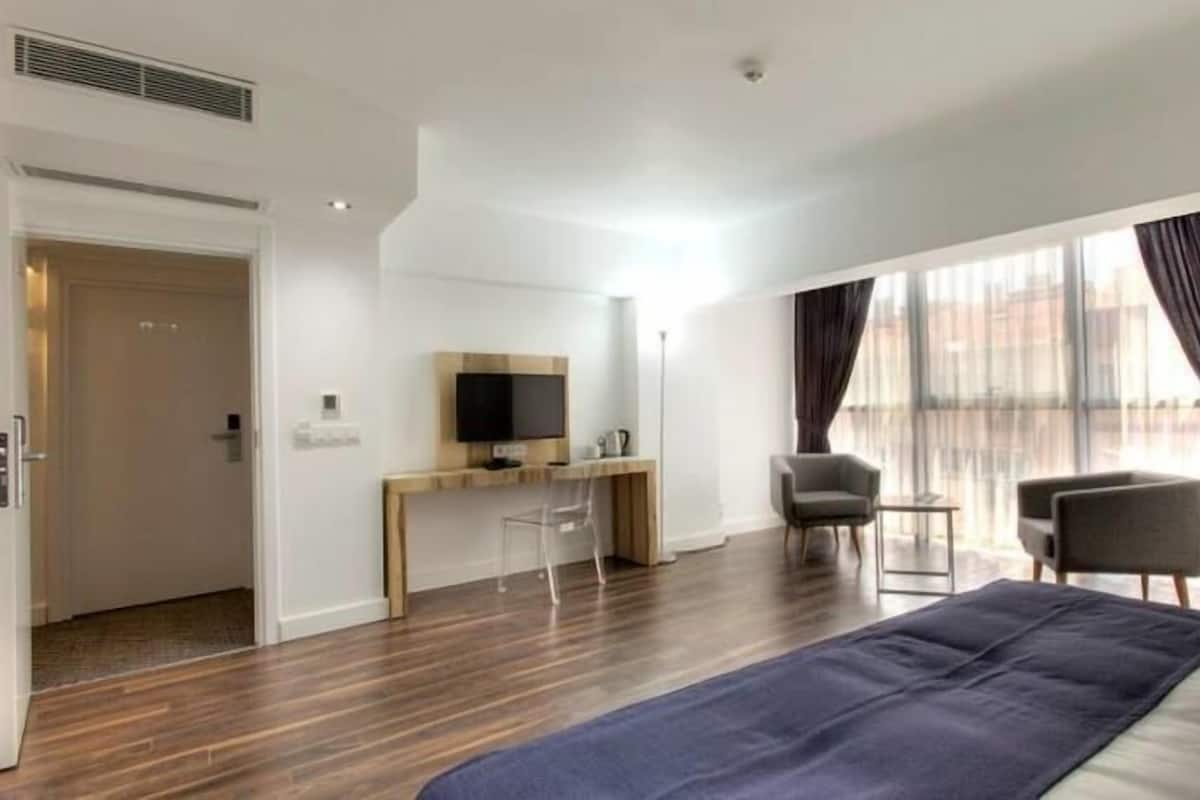 Minibar, caja fuerte, escritorio y espacio para trabajar con un portátil