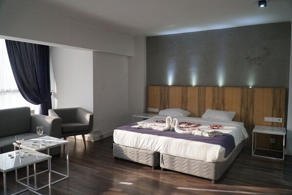 Chambre Triple | Minibar, coffres-forts dans les chambres, bureau