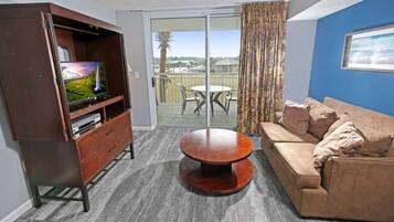 Condo, 4 Bedrooms | Ruang tamu