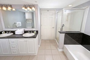 Condo, 4 Bedrooms | Bathroom | Towels, shampoo