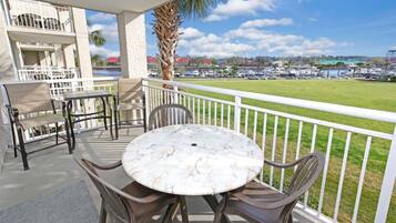 Kondominium, 4 kamar tidur | Tempat makan outdoor