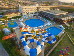 Una piscina al aire libre de temporada, sombrillas