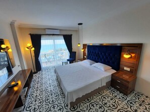 Minibar, decoración personalizada y espacio para trabajar con laptop 