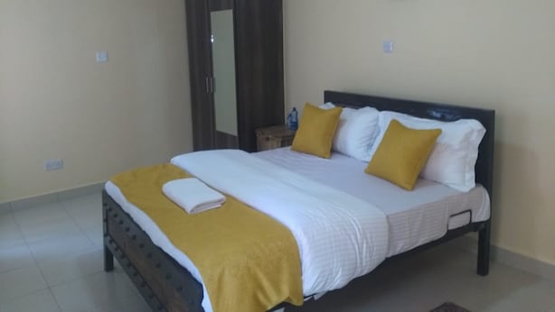 Ein Schlafzimmer mit einem Bett, einem Kleiderschrank und einem Nachttisch.