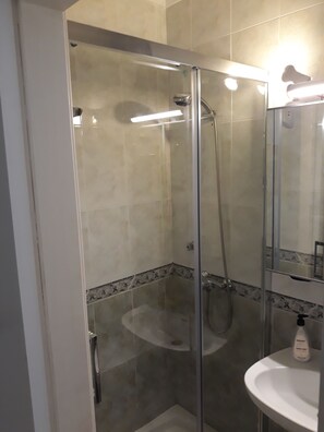 Shower, hair dryer, towels