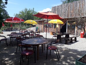 Déjeuner et dîner servis sur place