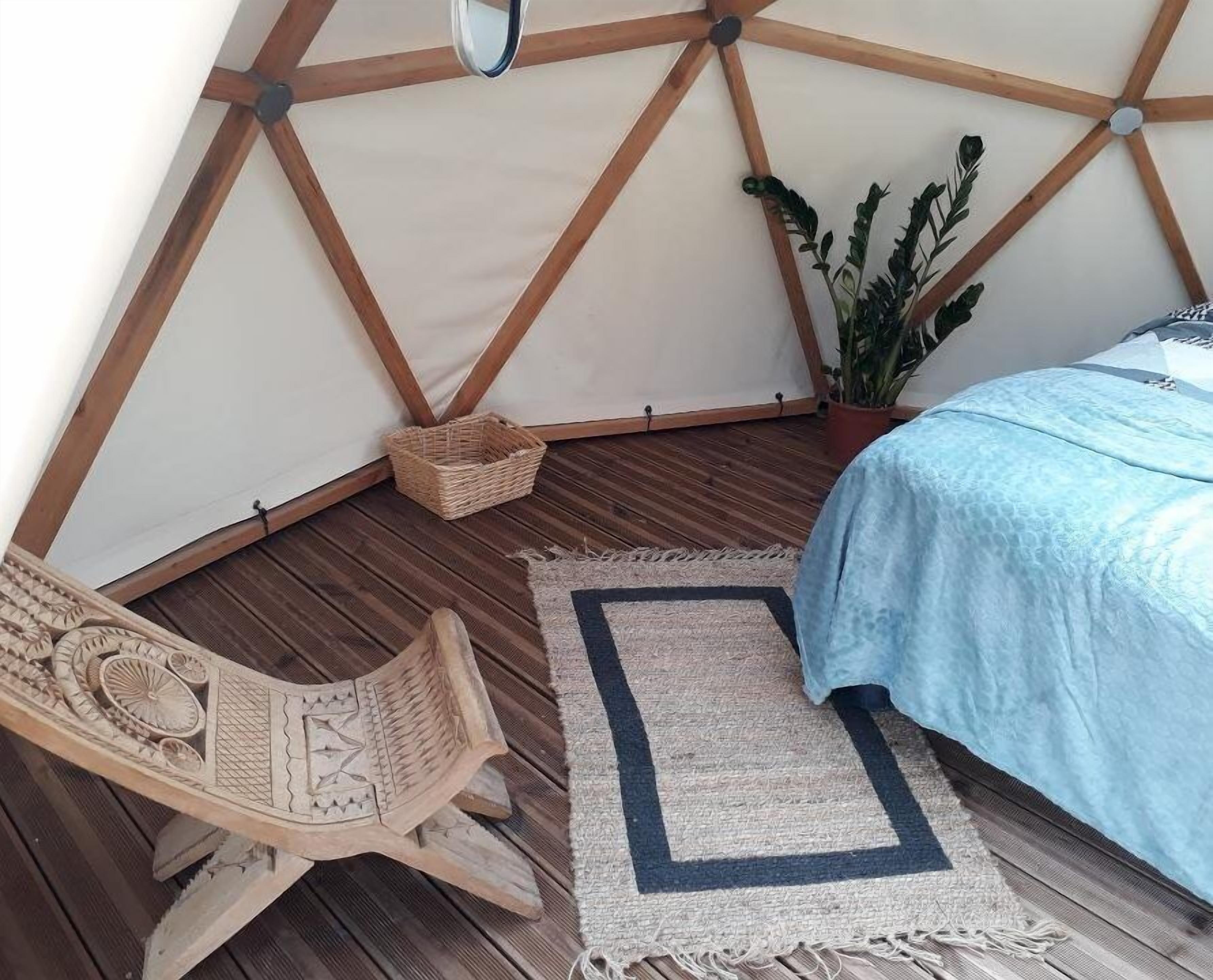 Romantische tent | Een minibar met enkele gratis items, beddengoed, rolstoeltoegang