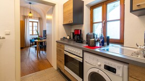 Allergitestet sengetøy, minibar, skrivebord og skrivebord for bærbar PC
