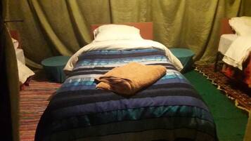 Kamar Double Standar | Meja kerja, setrika/meja setrika, Wi-Fi gratis, dan seprai linen