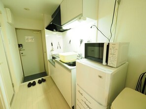 Kühlschrank, Mikrowelle, Herdplatte, Kochgeschirr/Geschirr/Besteck