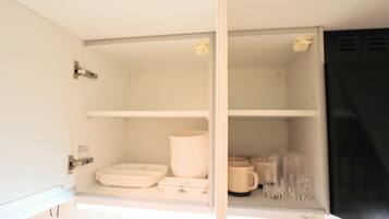 1 kamar tidur, meja kerja, setrika/meja setrika, dan Wi-Fi gratis