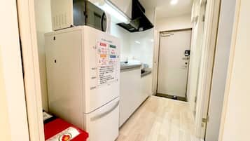 Lemari es, microwave, kompor, dan peralatan masak/sendok-piring