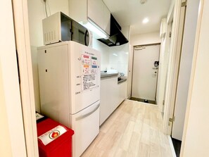 Fridge, microwave, stovetop, cookware/dishes/utensils