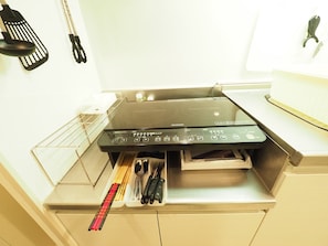 冷蔵庫、電子レンジ、コンロ、調理器具と食器