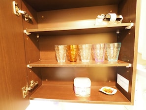 Réfrigérateur, micro-ondes, plaque de cuisson