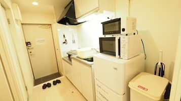 Fridge, microwave, stovetop, cookware/dishes/utensils