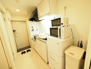 Réfrigérateur, micro-ondes, plaque de cuisson