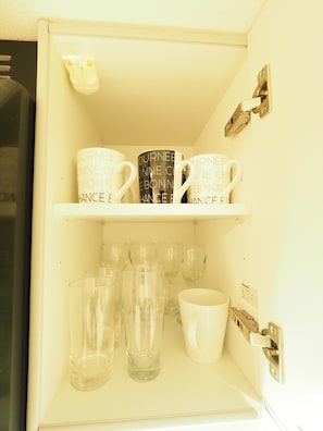 冷蔵庫、電子レンジ、コンロ、調理器具と食器