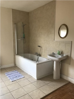 Combined shower/bathtub, free toiletries, towels