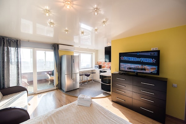 Enjoy a comfortable stay with a flat-screen TV, kitchenette, and outdoor access.